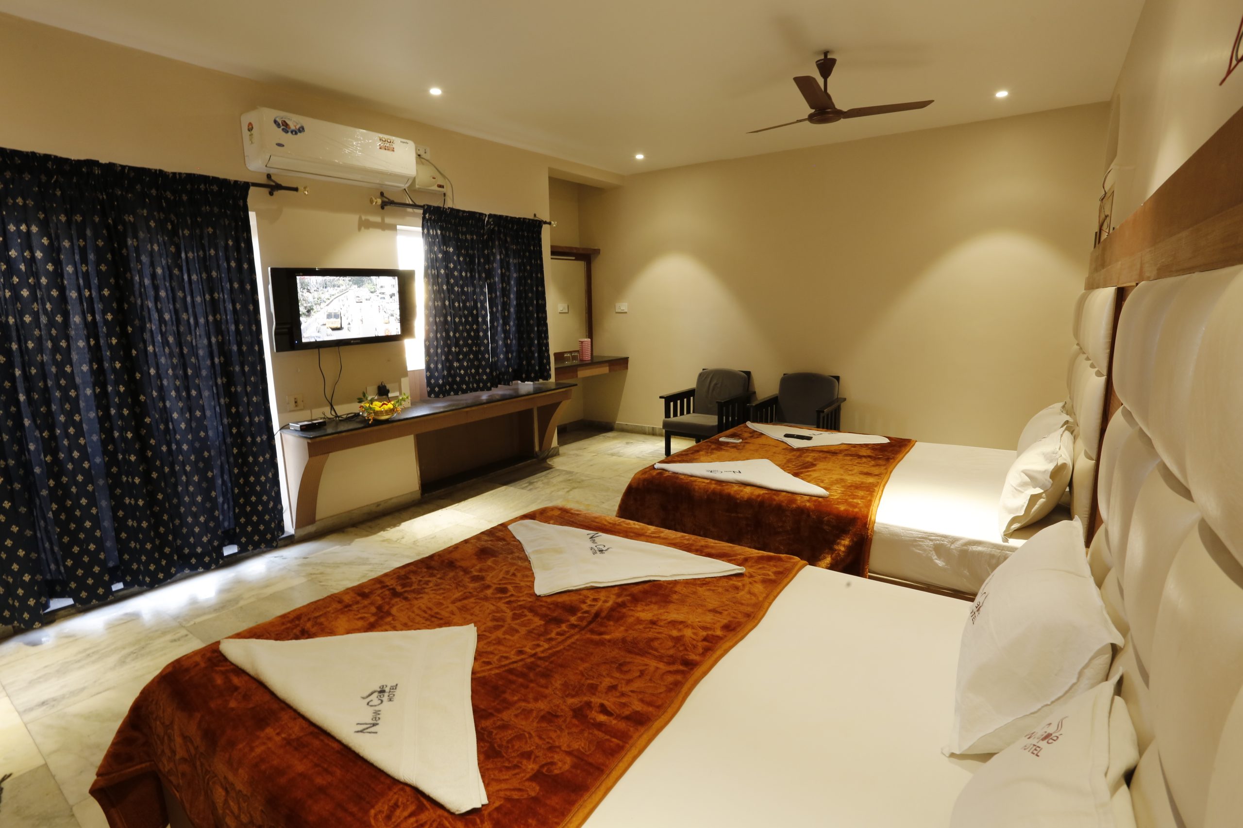 Deluxe Quadruple AC 1 (1)